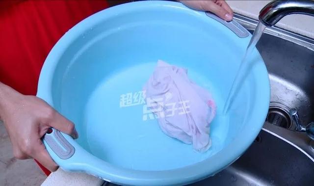 瞧~原本花花绿绿的t恤已经被洗得一干二净,是不是很神奇呢?