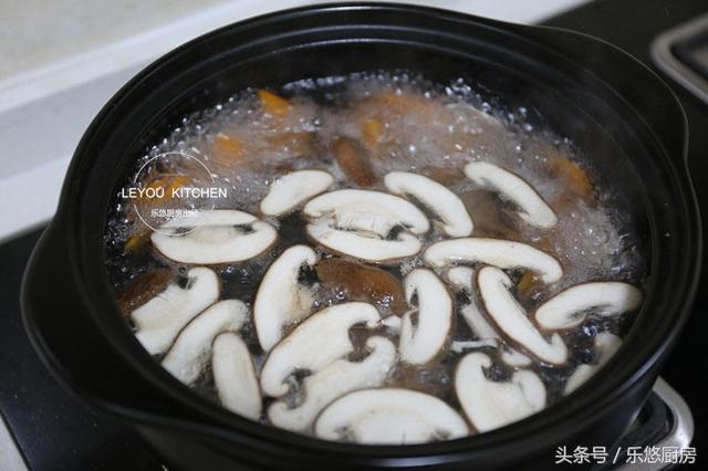 入秋后多喝这道汤，颜色丰富，清润补水，还不会长胖