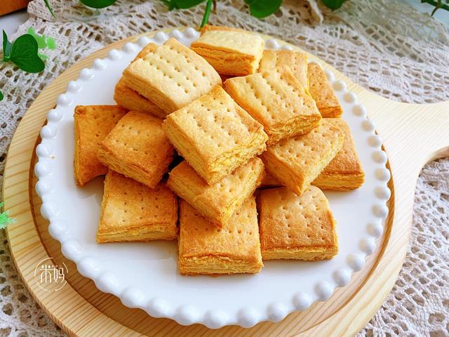 别直接吃咸蛋黄了，教你用咸蛋黄来做饼干，香浓酥脆，越吃越香