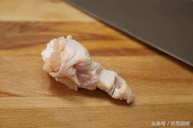 不用开火，几步做出的鸡肉，好吃到想舔手指，关键就是那碗料汁