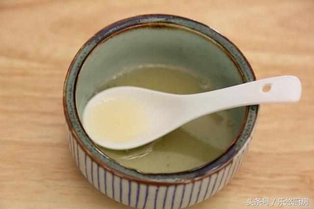 不用开火，几步做出的鸡肉，好吃到想舔手指，关键就是那碗料汁