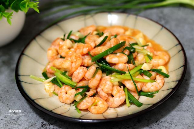 虾仁最经典的吃法，做法简单，鲜甜又脆口，整整一斤虾都不够我吃