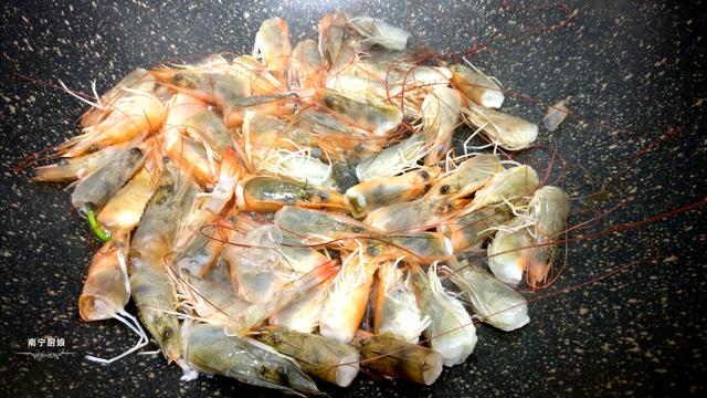 虾仁最经典的吃法，做法简单，鲜甜又脆口，整整一斤虾都不够我吃