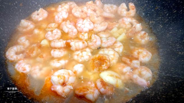 虾仁最经典的吃法，做法简单，鲜甜又脆口，整整一斤虾都不够我吃