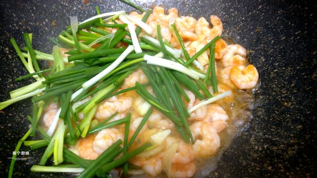 虾仁最经典的吃法，做法简单，鲜甜又脆口，整整一斤虾都不够我吃