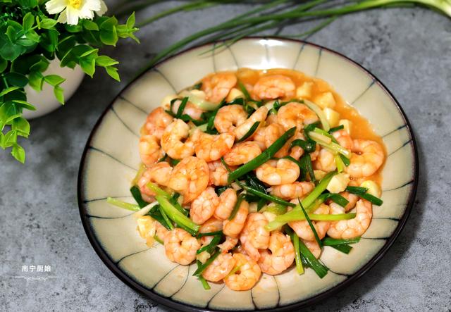 虾仁最经典的吃法，做法简单，鲜甜又脆口，整整一斤虾都不够我吃