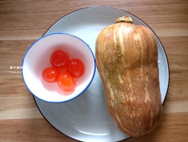 南瓜别再蒸着吃了，这样的做法外酥里嫩，唇齿留香，越吃越上瘾