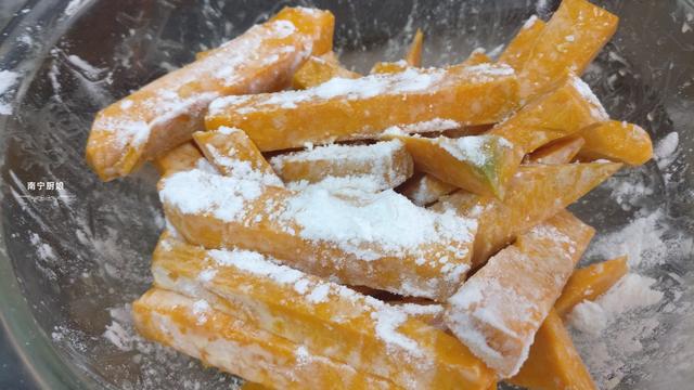 南瓜别再蒸着吃了，这样的做法外酥里嫩，唇齿留香，越吃越上瘾