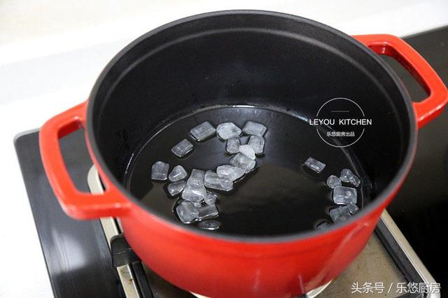 鸡翅根，肉多骨头少，十几块钱做一盘，孩子最喜欢，连吃好几个