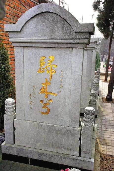 中国公认8位传奇女特工，有一位葬在八宝山，墓