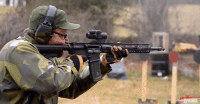 中美俄步兵标准换弹匣动作，单手换弹匣是违规