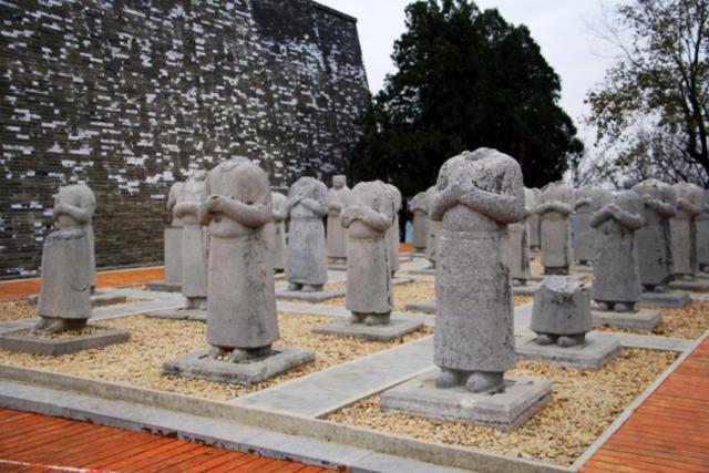 武则天墓前有61个无头石人,千百年来难以解释,结