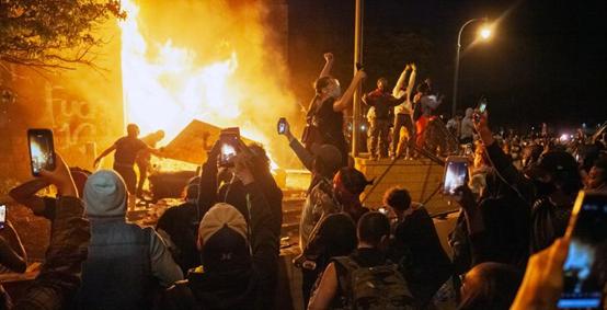 75个城市大乱，特朗普大怒，美国现在到底怎么了