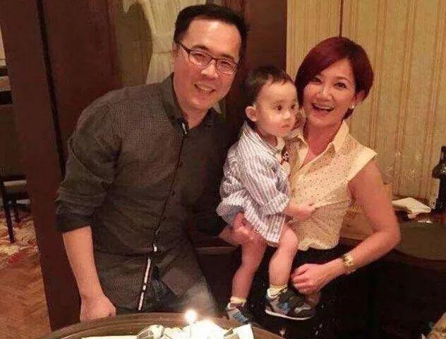 扒叔大爆料:郭碧婷向佐合约恋爱?金晨吸血EX