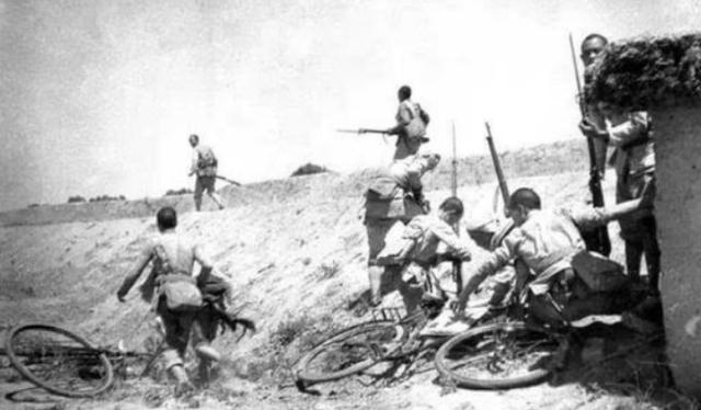 当汉奸什么下场？营长被我军击毙，尸体被特务当成八路军邀功请赏