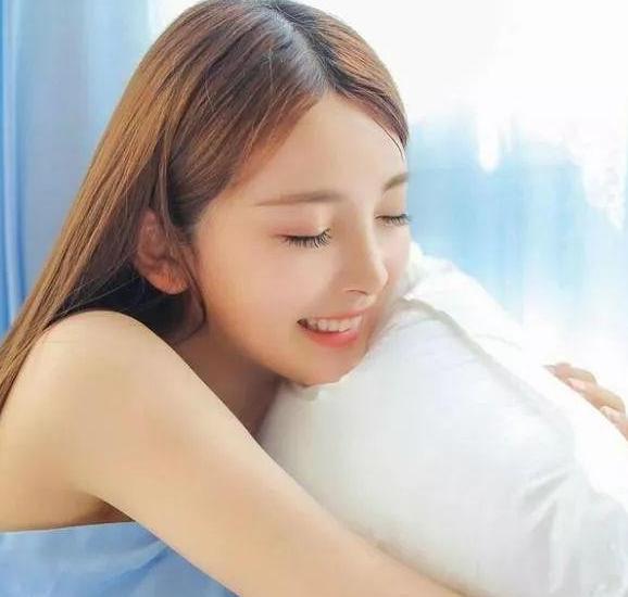 两性交往，男人日思夜想的，不是女人的容貌身材，而是这三种品质