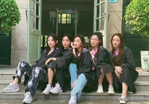 闫妮女儿毕业照曝光，五官清秀身材苗条，早已