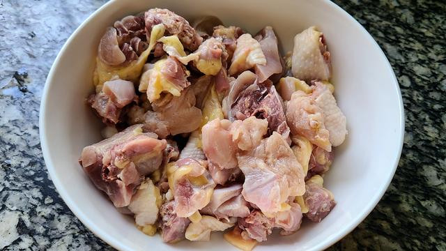 五指毛桃蒸鸡的做法，香气四溢又好吃，我家很喜欢的一道家常菜