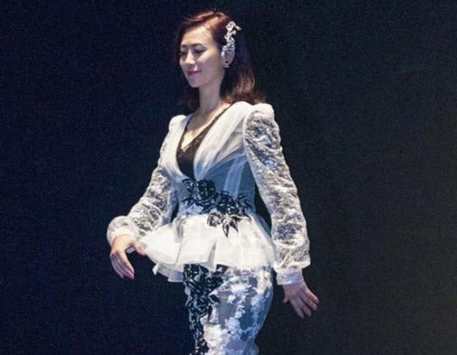 翁虹才是高配版的女人身材，虽然看着不瘦，但