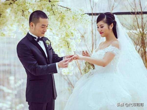 43岁喻恩泰被曝揩油多位女星，娶小10岁美女主播