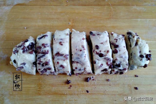 面粉加红豆，早起电饭锅一蒸，比面包还好吃，做早餐特别棒