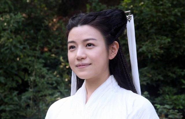 baby小龙女造型曝光后，于正发文狂吹彩虹屁，陈妍希粉丝怒了