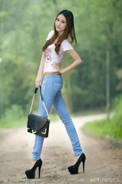 一身简单时尚的牛仔裤，既有惬意的休闲，又展