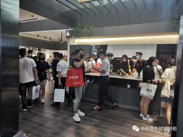 火爆！广州建博会第三天，和记AG平台娱乐官网
不锈钢橱柜展厅再现“人海”