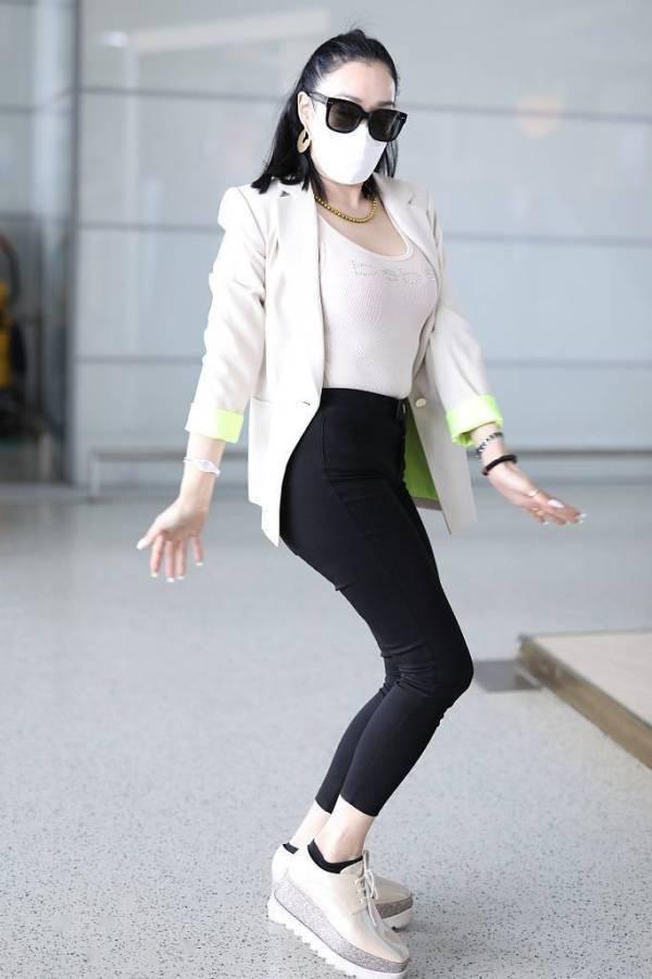 钟丽缇与年轻人合影大展风采，胸部惊人气场强