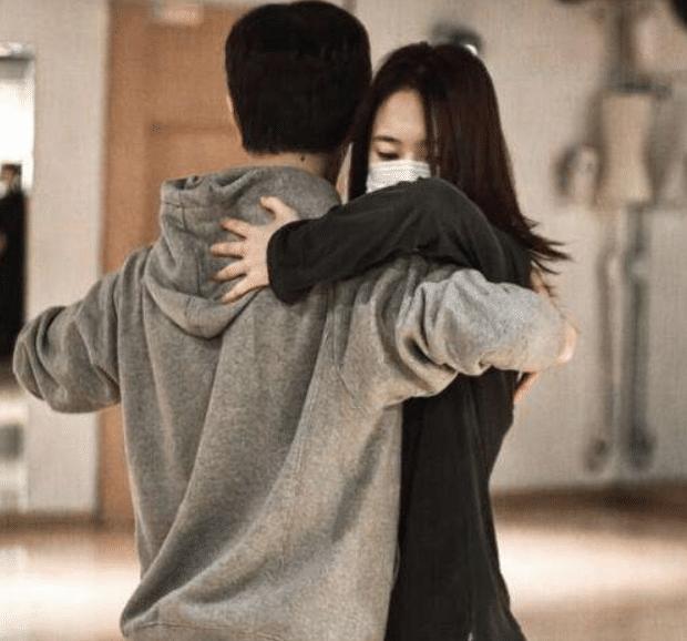 她到底有多漂亮？张艺兴喜欢她5年，王一博和她