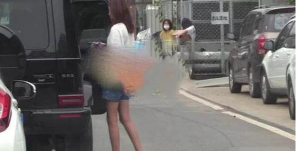 王宝强女友素颜现身，开男友豪车上班，全身穿