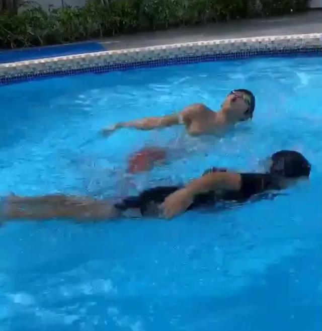 张柏芝晒俩儿子游泳健身，13岁Lucas练出腹肌，颜值身材不输爸爸