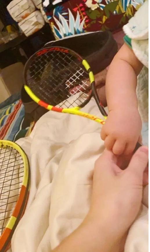 何猷君又思念父亲，晒出赌王长孙手拿球拍，小手肉嘟嘟力气大