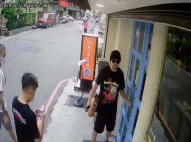 周杰伦吃面遭餐厅偷拍PO网后，连续发文炮轰：这是该有的服务吗？