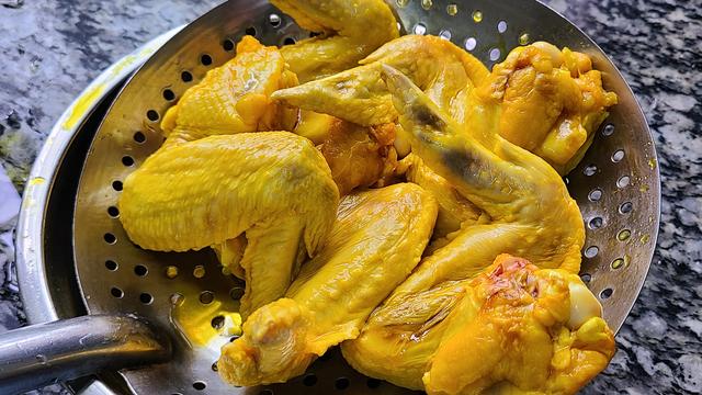 爱吃鸡翅试试这个做法，家人吃了都说好，简单美味又好吃