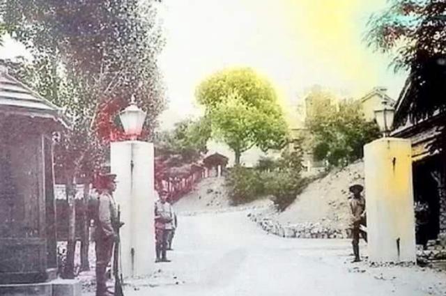 武工队化装袭击进城容易，装特务谁也不敢查，