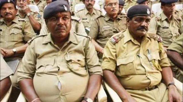 印度儿女多奇志，不爱口罩爱机枪，每年花大价钱从国外进口武器