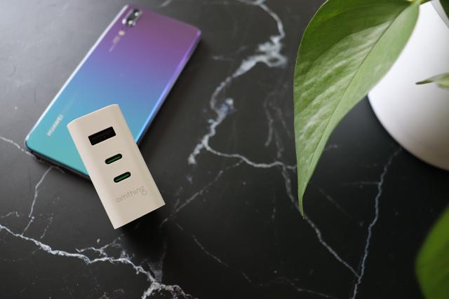 出差旅行中一个就够了-Omthing 65W氮化镓充电器