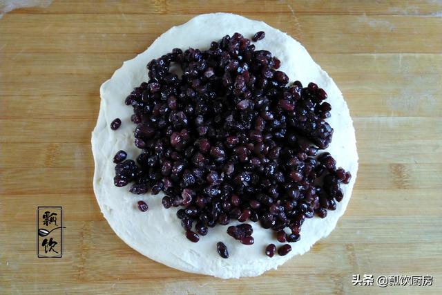面粉加红豆，早起电饭锅一蒸，比面包还好吃，做早餐特别棒