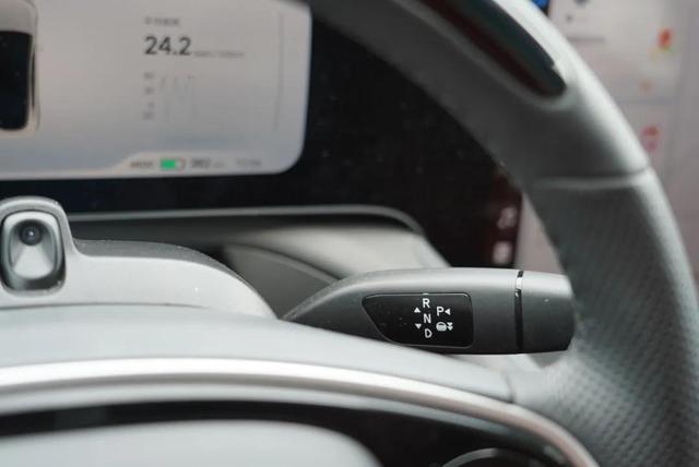 特斯拉慘遭小鵬P7降維打擊，22.99萬起要什么自行車