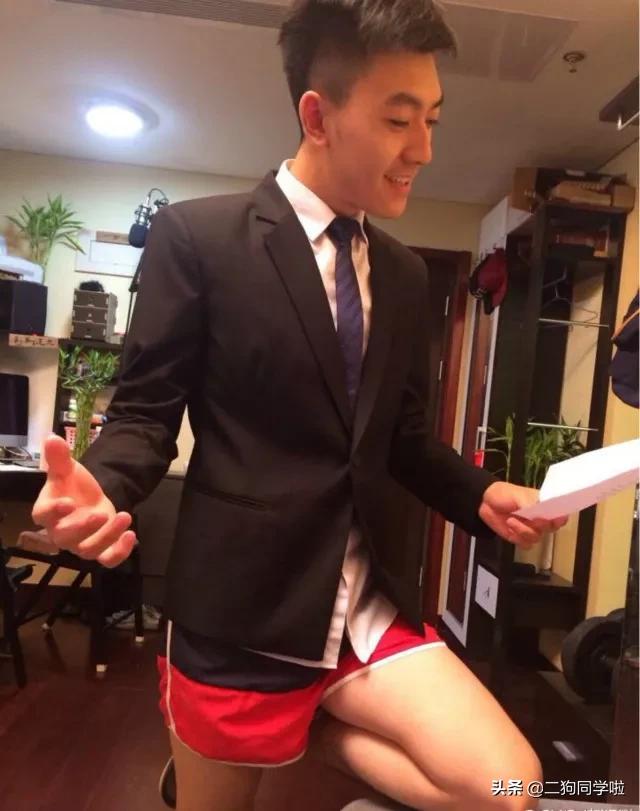 主持人短裤播新闻，大腿直接暴露，我被新闻联