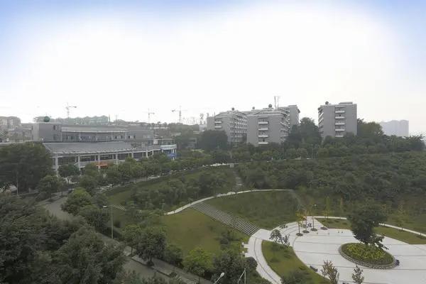 眉山市唯一一所省级示范高职院校，被誉为“见桥大学”