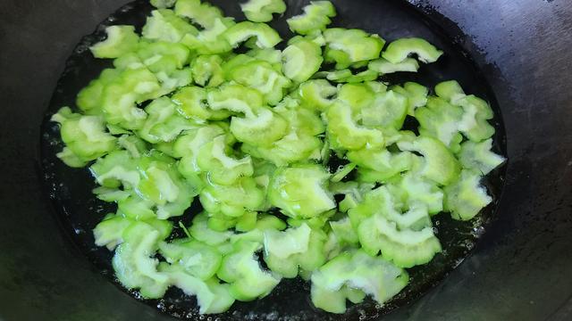 天气热，广东人经常吃这一道美味家常菜，清热下火又好吃