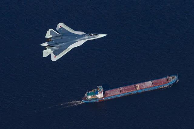 出奇招制约西方国家的F-35，俄罗斯为苏-57布局，专家：领先美军