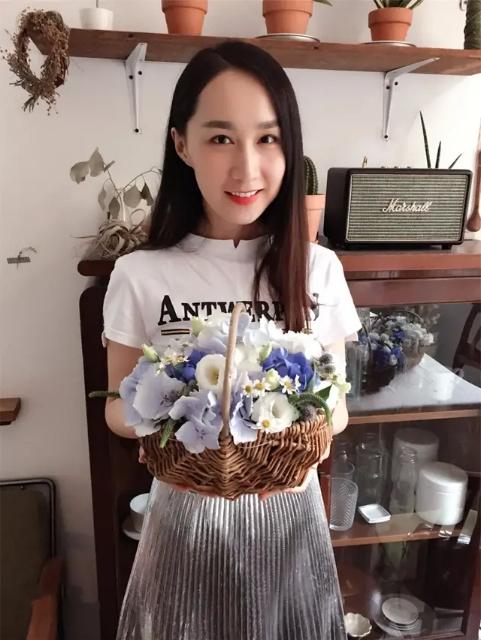 雷佳音携老婆走机场，翟煦飞穿白色T恤配半身裙，素颜气质更出众