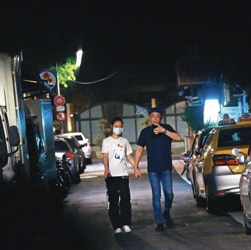 霍建华林心如一家逛街，霍建华独自走在前面，