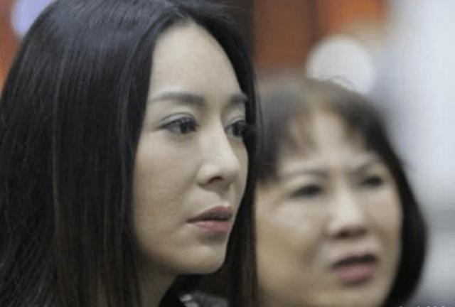 她纠缠刘德华30年，分手要求“借精”留念？难怪朱丽倩不待见她