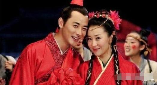 苗圃带龙凤胎两娃出行，和61岁富商老公，一家四口同框合影