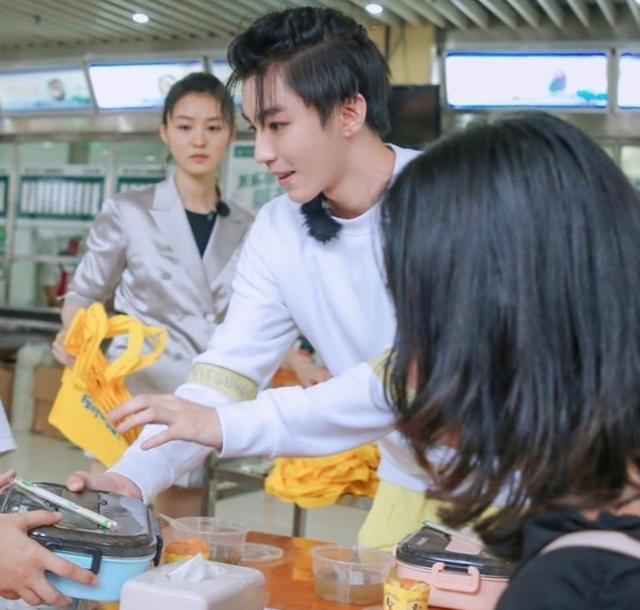 《中餐厅4》录制完毕！截图放大合照中的嘉宾，我说啥都期待了