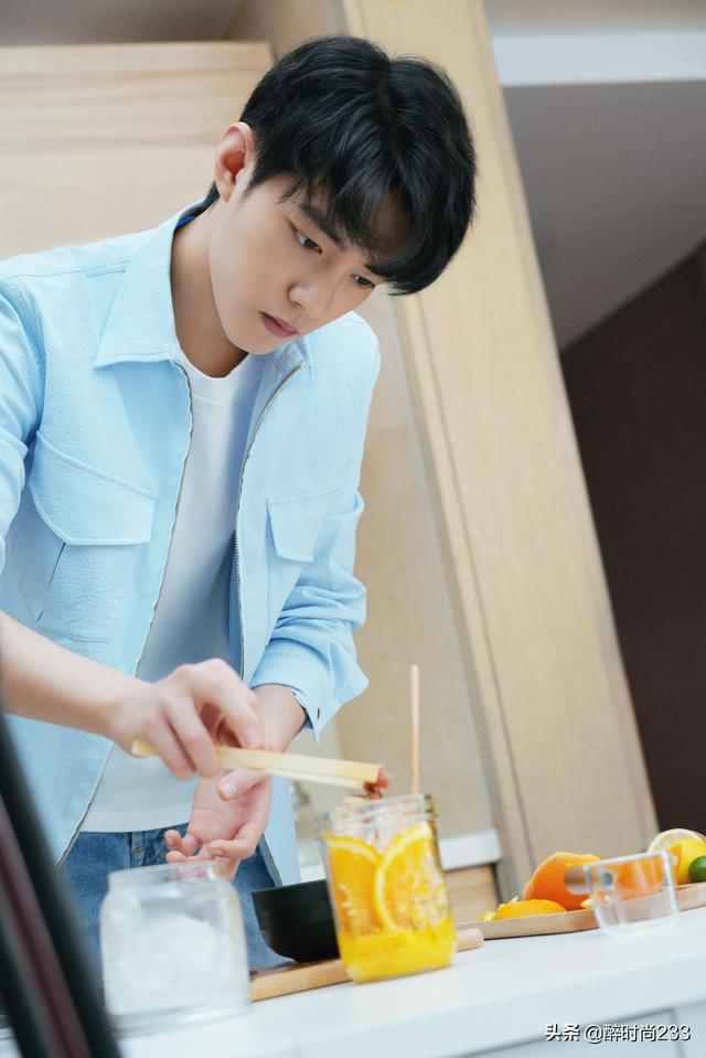 肖战太会穿了，简约小白T搭蓝色外套清新帅气，少年感十足